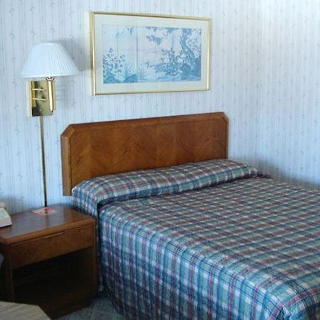Rainbow Motel Уотъртаун Стая снимка