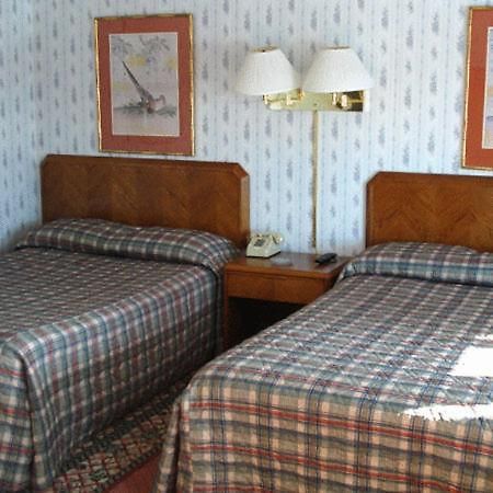 Rainbow Motel Уотъртаун Екстериор снимка