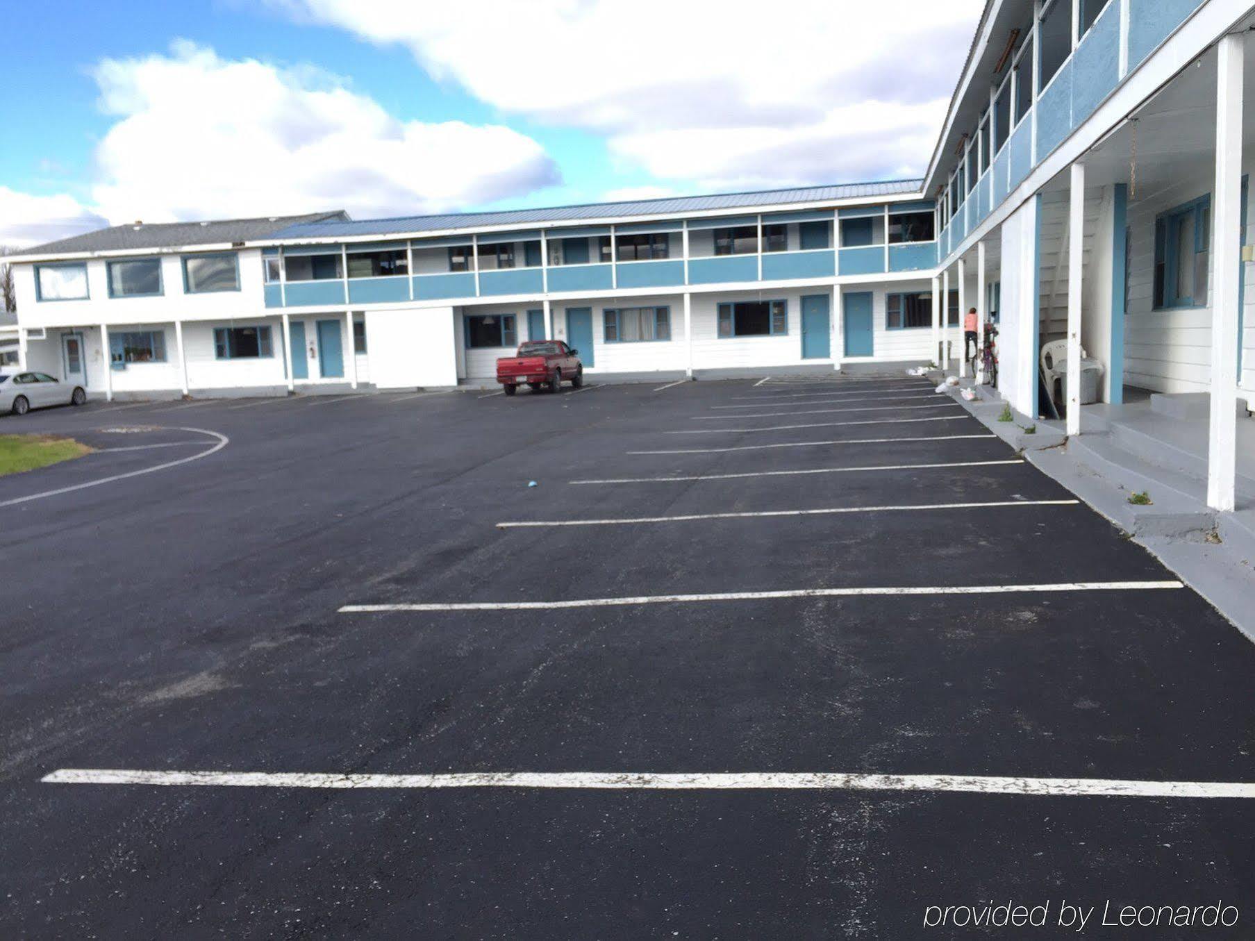Rainbow Motel Уотъртаун Екстериор снимка