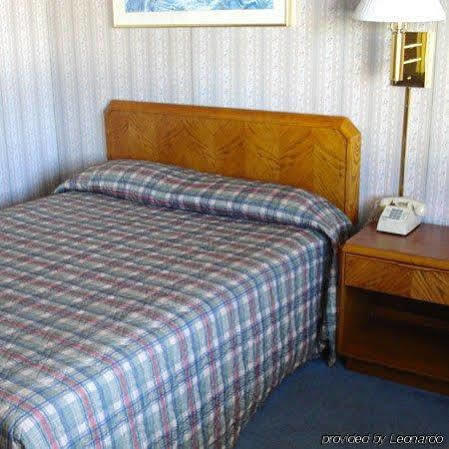 Rainbow Motel Уотъртаун Екстериор снимка